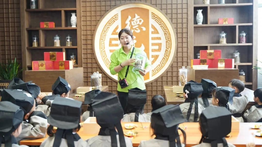 “小郎中”走进德元升，“零距离”感受中医药文化魅力