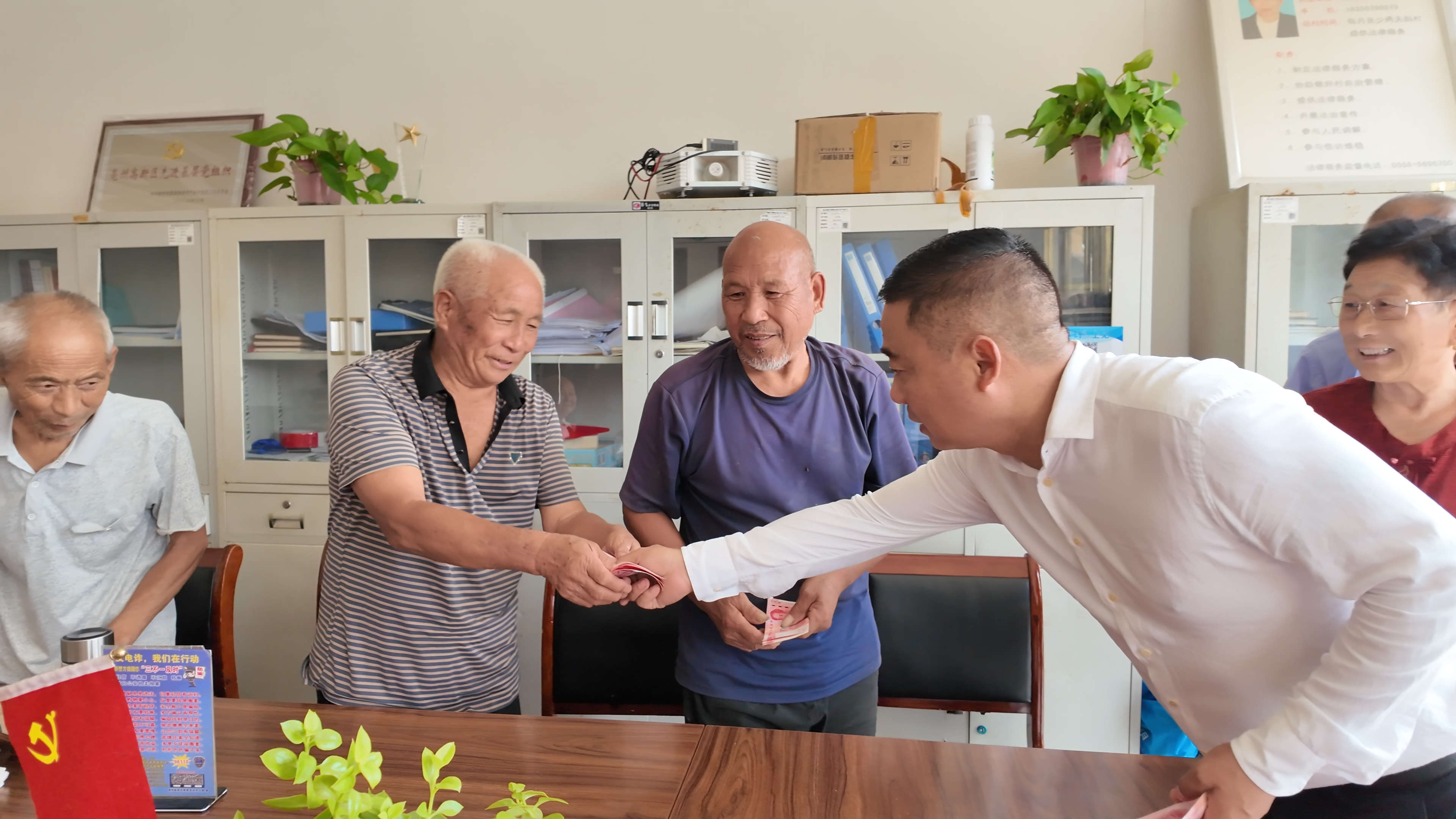 致敬峥嵘岁月 传承红色基因丨德元升“七一”慰问亳州市老党员